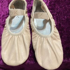 Capezio leather ballet flats little girls size 2. Great condition